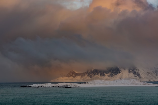 Zima Norwegia. Opuszczone górzyste wybrzeże oceanu. Pogoda się pogarsza