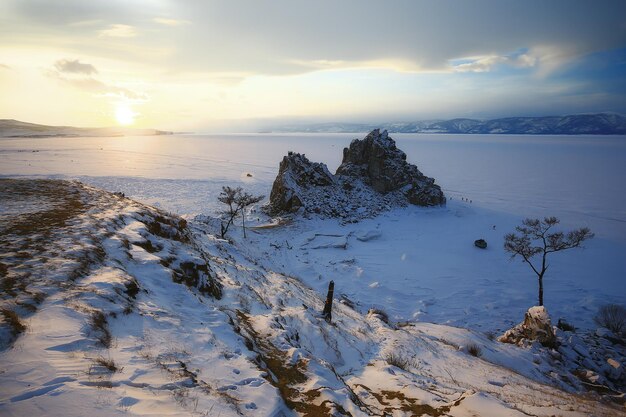 zima pejzaż przyrodzie jeziorze bajkał szamanka rockowy olkhon island