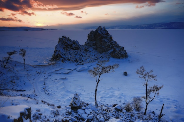 zima pejzaż przyrodzie jeziorze bajkał szamanka rockowy olkhon island