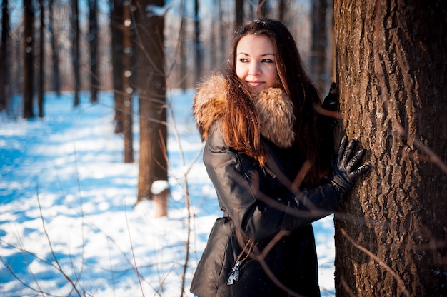 Zima portret dziewczyna outdoors w lesie