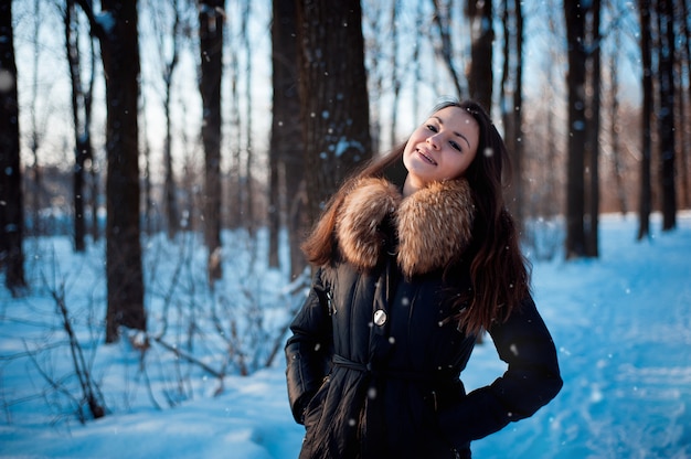 Zima portret dziewczyna outdoors w lesie