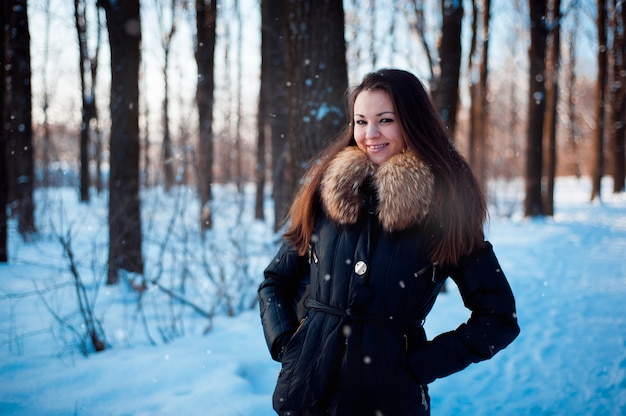 Zima portret dziewczyny w zimnej pogodzie.
