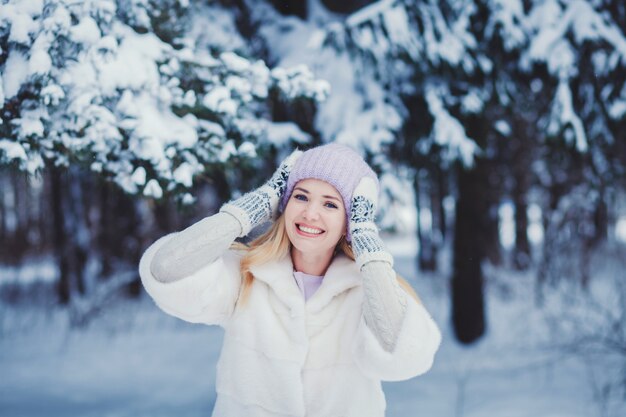 Zima portret uśmiechnięta kobieta