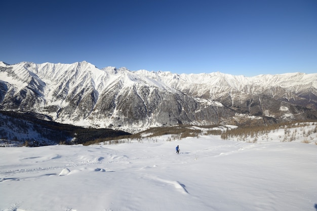 Zima sceniczny krajobraz w włoskich Alps z śniegiem.