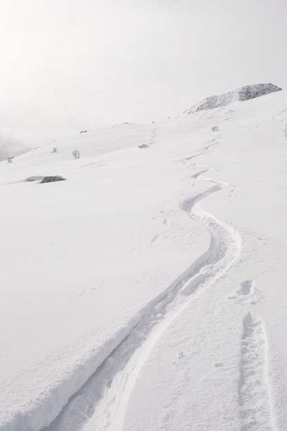 Zdjęcie zima sceniczny krajobraz w włoskich alps z śniegiem.