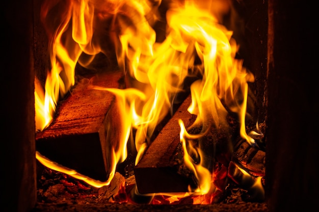 Zdjęcie zimą spalanie drewna w piecu w domu.