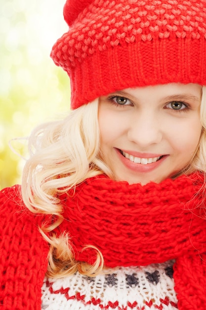 zima, święta, boże narodzenie, boże narodzenie, ludzie, koncepcja szczęścia - nastolatka w czerwonej czapce i szaliku