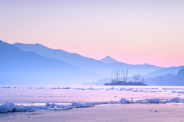 Zima w Korei Dumulmeori i lodowe jezioro Yangpyeong zimą w Korei Korea Południowa
