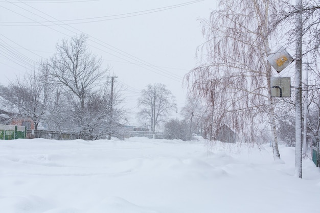 Zima, wiejskie ulice pokryte są śniegiem. Zamieć śnieżna