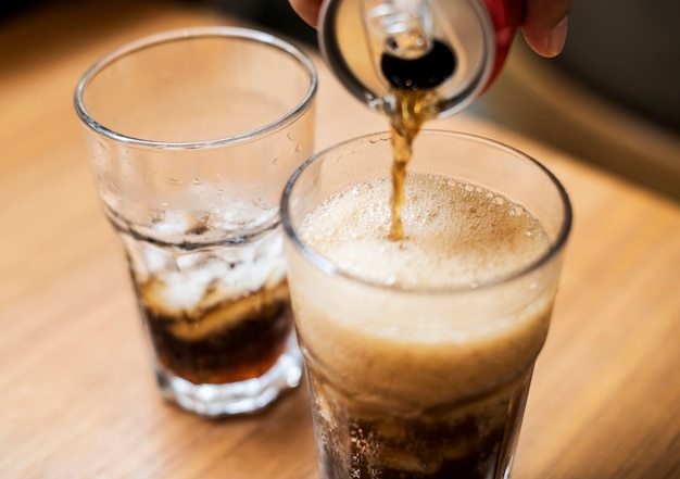 Zdjęcie zimna cola wlewa się do szklanki