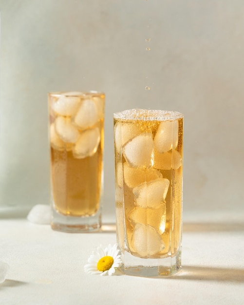 Zdjęcie zimna herbata rumiankowa z lodem w szkle
