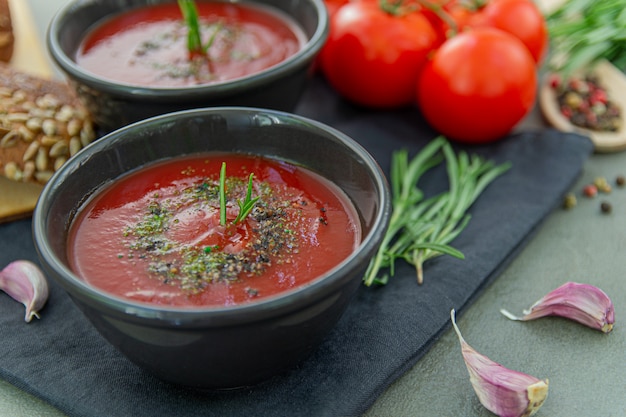 Zimna pomidorowa gazpacho w głębokim talerzu. Tradycyjna kuchnia hiszpańska. Koncepcja hiszpańskiej zimnej zupy dojrzałych pomidorów.