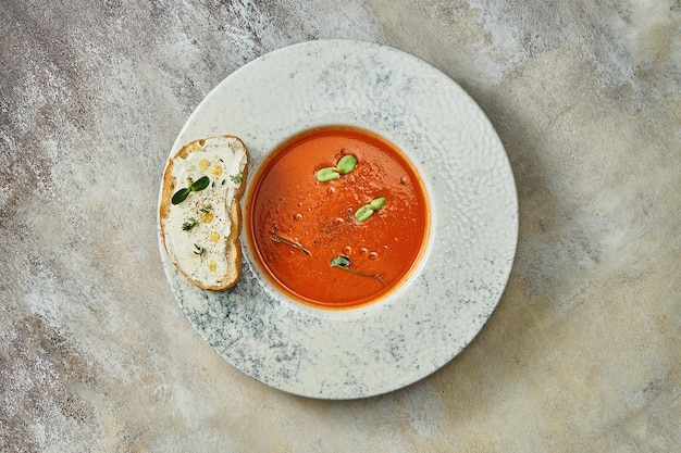 Zimna pomidorowa zupa gazpacho w talerzu. Selektywna ostrość, zbliżenie
