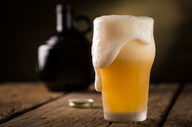 Zdjęcie zimna szklanka wypełniona piwem