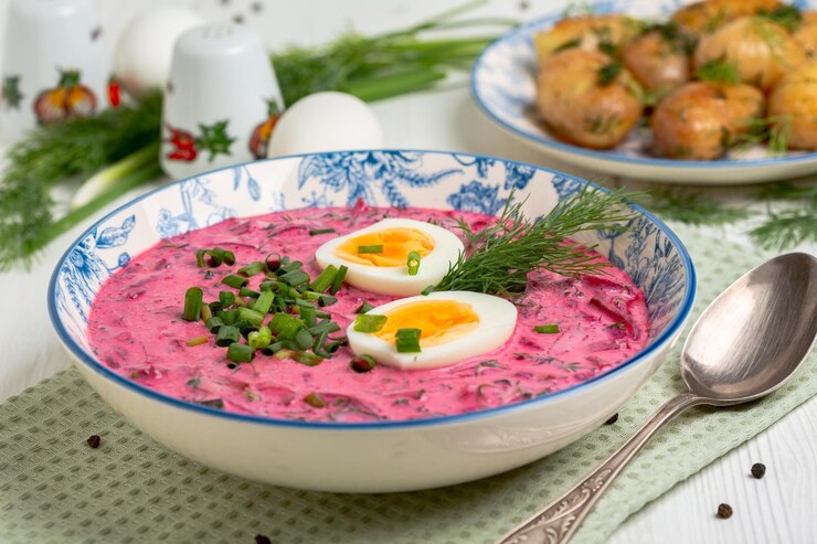 Zdjęcie zimna zupa burakowa borscht z bliska