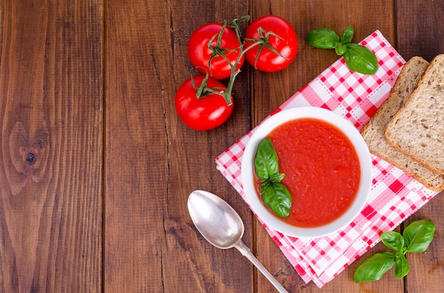 Zdjęcie zimna zupa pomidorowa na powierzchni drewnianej