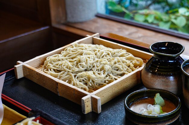 Zdjęcie zimne makarony soba podawane na bambusowej tacce