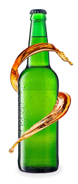 zimne piwo w zielonej szklanej butelce z kropelami izolowanymi na białym tle Piwo z kondensacją