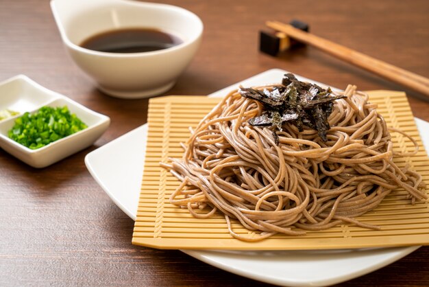 zimny makaron gryczany soba lub ramen zaru
