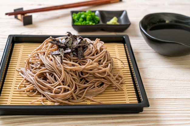 zimny makaron gryczany soba lub zaru ramen