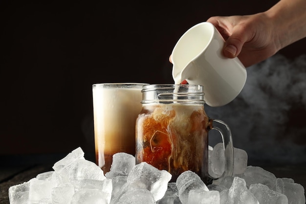 Zimny napój na orzeźwiającą kawę z lodem Świeży letni napój