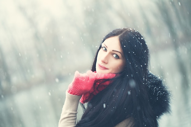 Zimowa kobieta ze śniegiem. Piękno portret na zewnątrz