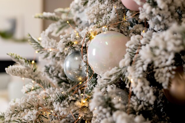 Zimowa kompozycja świąteczna choinka gałęzie jodły srebrne kulki różowe pastelowe ozdoby boże narodzenie