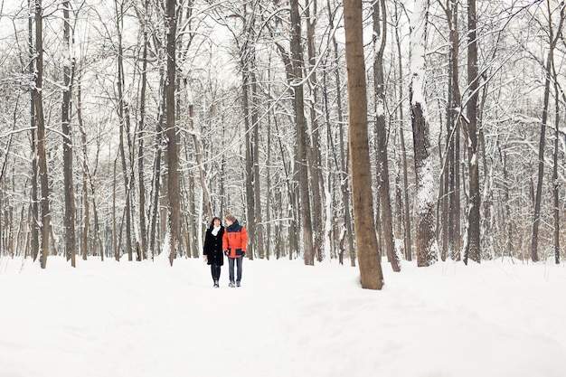 Zimowa para spaceru na świeżym powietrzu. Szczęśliwa młoda para w Winter Park zabawy. Rodzina na zewnątrz