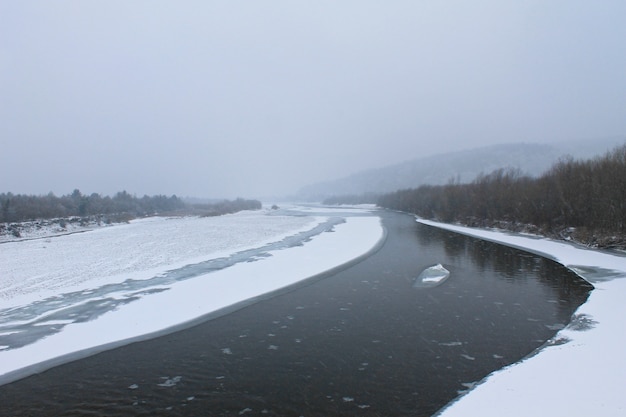 Zimowa Rzeka W Karpatach