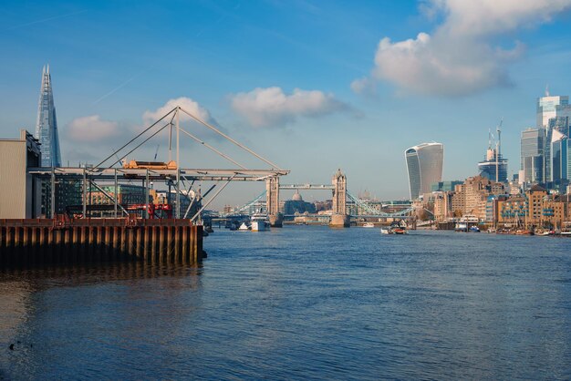 Zimowa skyline Londynu z Tower Bridge i Shard w widoku