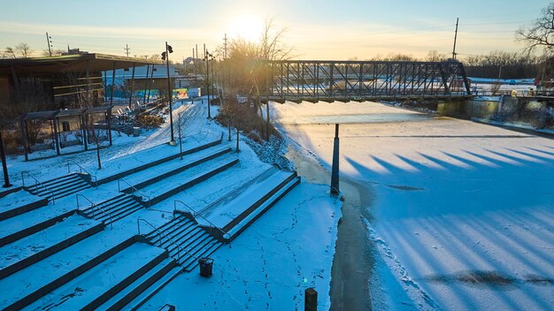 Zimowa świetlność na śnieżnym amfiteatrze i zamarzniętej rzece Fort Wayne