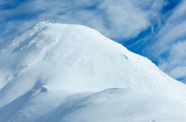 Zimowe Alpy Silvretta z krzyżem na górze. Tyrol, Austria.