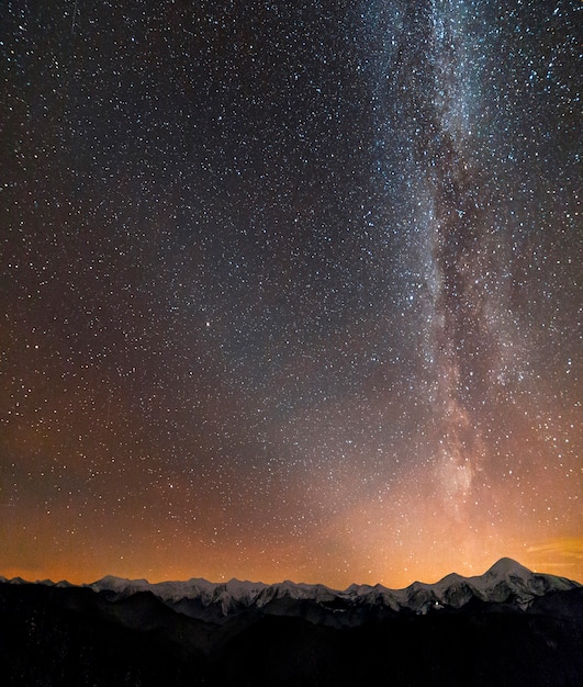 Zimowe Góry Nocy Krajobraz Panorama. Jasne Wady Drogi Mlecznej