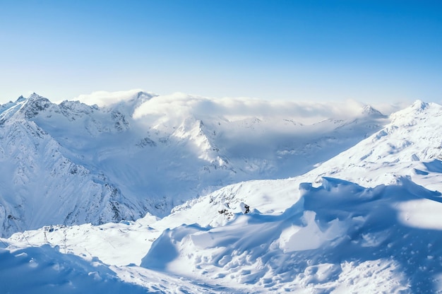Zimowe góry. Ośrodek narciarski Elbrus. Kaukaz, Federacja Rosyjska. Piękny zimowy krajobraz
