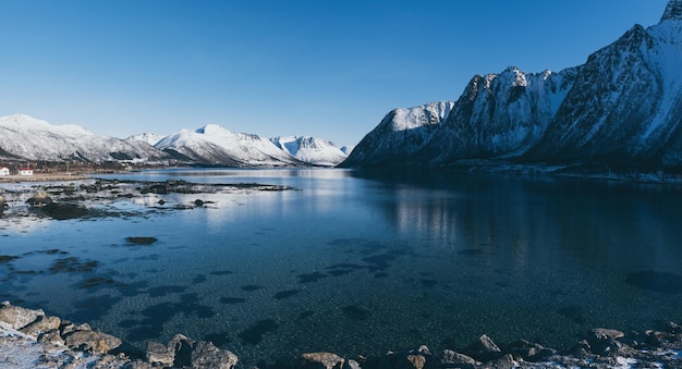 Zimowe jezioro w Norwegii