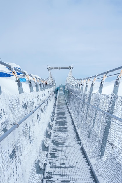 Zimowe most zawieszony w ośrodku narciarskim Engelberg w Szwajcarii jest malowniczy