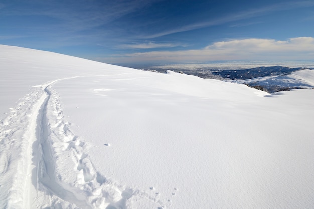 Zimowe przygody w alpejskim torze narciarskim na śniegu
