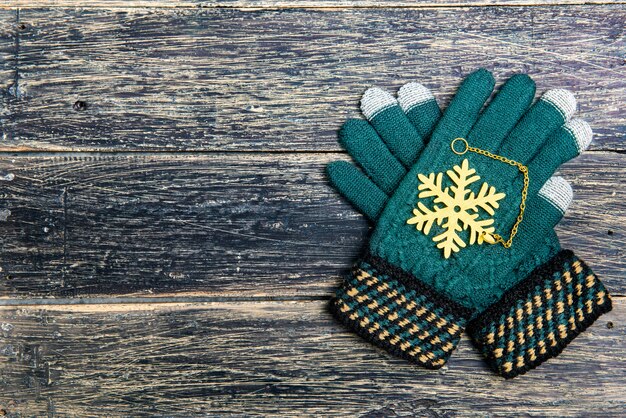 Zimowe rękawiczki na drewnianym tle. Dekoracja świąteczna