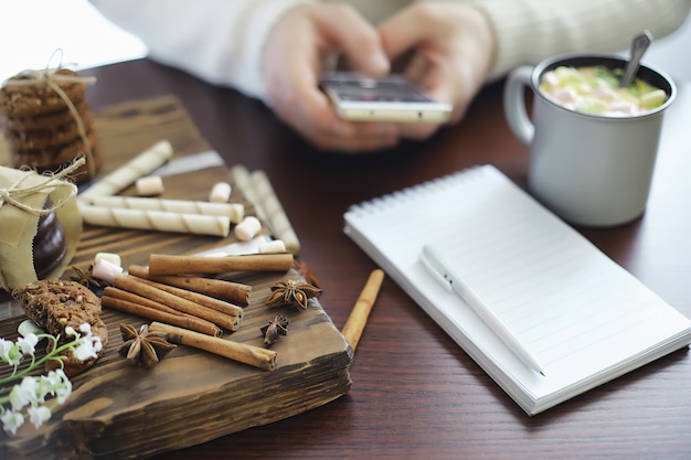 Zimowe śniadanie. Kubek Gorącej Czekolady Z Piankami Marshmallow I świeżo Upieczonymi Ciasteczkami. Piernikowe Ciastko I Kawa.