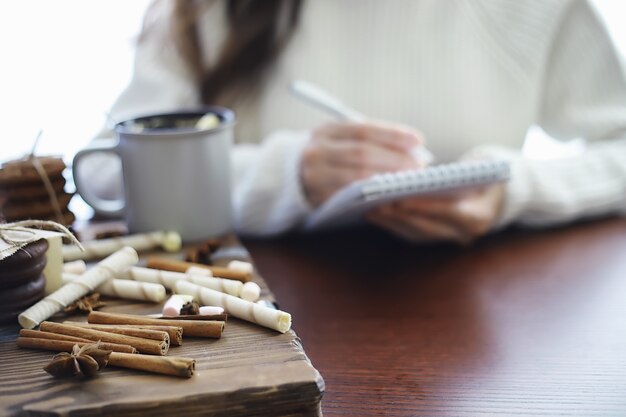 Zimowe śniadanie. Kubek gorącej czekolady z piankami marshmallow i świeżo upieczonymi ciasteczkami. Piernikowe ciastko i kawa.