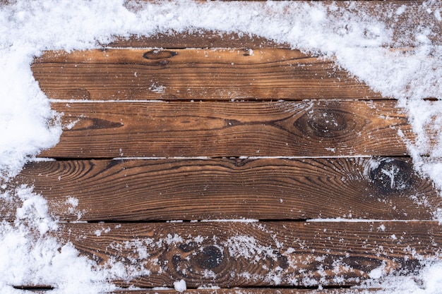 Zimowe tło. Puste drewniane deski z snowy granicy, skopiuj miejsce na tekst Stół z drewna. Do wyświetlania produktu makieta świąteczna