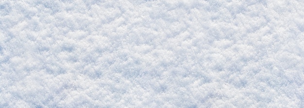 Zimowe tło z białym puszystym śniegiem, panorama