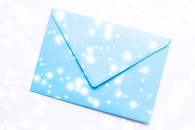 Zdjęcie zimowe wakacje puste papierowe koperty na marmurze z błyszczącym śniegiem flatlay tle list miłosny lub świąteczna kartka pocztowa