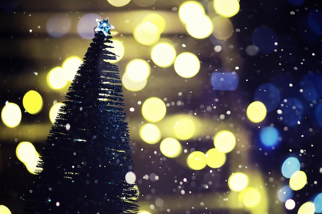 Zimowe wakacje tło z mrożonej jodły, świecidełka, bokeh. Boże Narodzenie i nowy rok tło wakacje z miejsca na kopię.