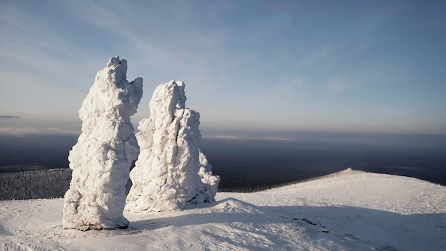 Zimowe widok z powietrza olbrzymów na płaskowyżu Manpupuner republika komi klip zabytki geologiczne