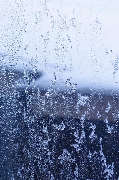 Zimowe wzory lodu na szkle. Zimą wzory mrozu na oknie. Zimowe mrożone szyby okienne