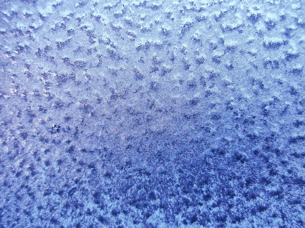 Zimowe wzory lodu na szybie Wzór szronu na oknie zimą Zima zamarznięta szyba okienna