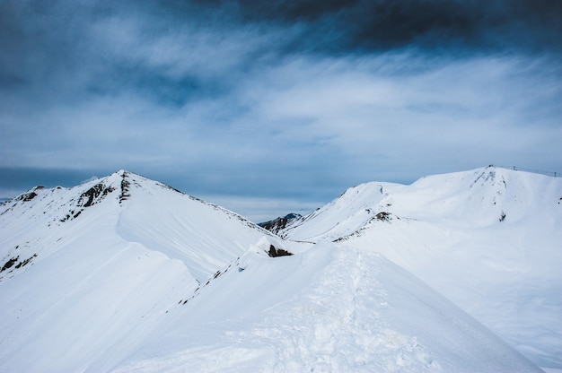 Zimowe zaśnieżone góry. Góry Kaukazu, Gruzja, Gudauri.