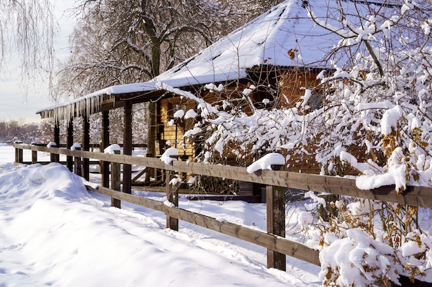 Zimowy Dom Na Zimowy śnieżny Krajobraz Panoramiczny