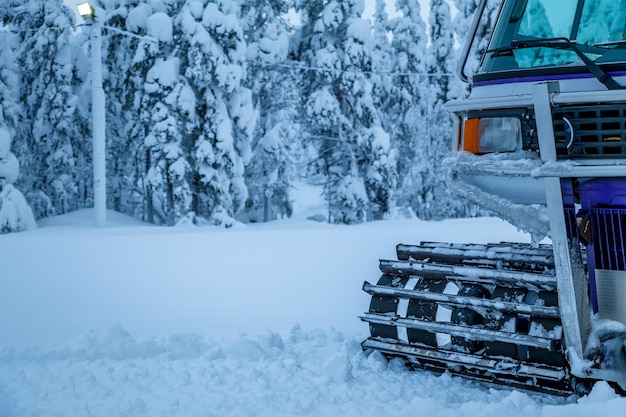 Zimowy. Dużo śniegu. Snowcat Stoi Na Skraju Lasu